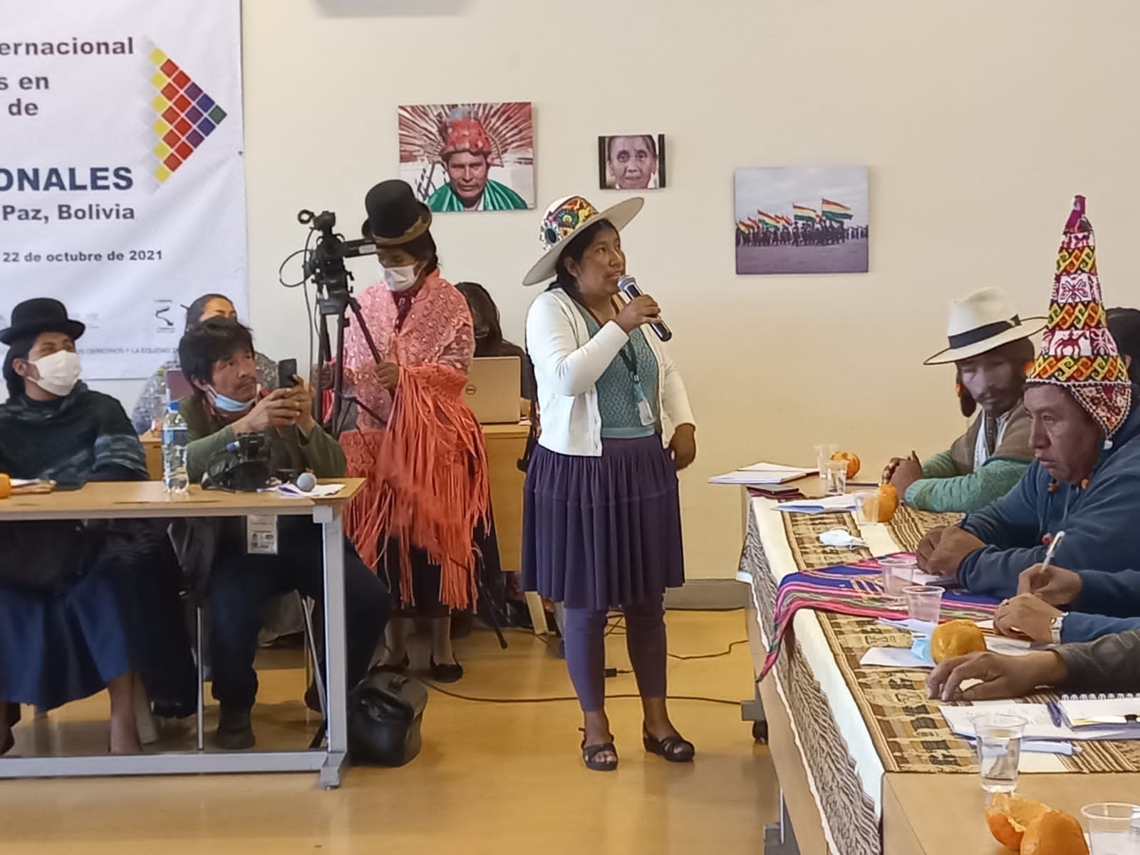 Puede ser una imagen de 7 personas, personas de pie, interior y texto que dice "ernacional en de NALES Paz, Bolivia 22 de octubre de 2021 த"