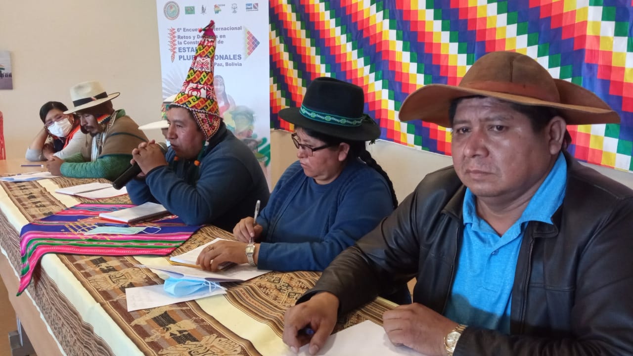 Puede ser una imagen de 5 personas, personas sentadas e interior