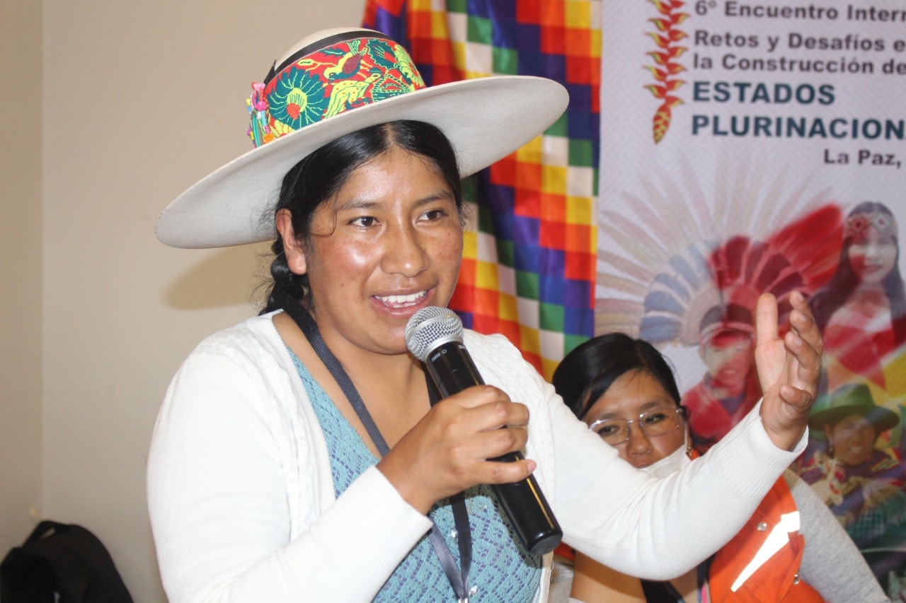 Puede ser una imagen de 3 personas, personas de pie y texto que dice "Encuentro Inter Retos y Desafios la Construcci&oacute;n de ESTADOS PLURINACION La Paz,"