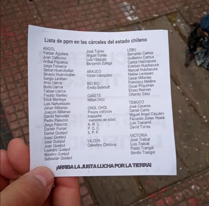 Puede ser una imagen de texto que dice "Lista de ppm en las cárceles del estado chileno ANGOL LEBU Aquilera José Torres Migue Torres Anibal Figueroa Fonseca Huenchullan Camus Camus Huichacura Huichacura Sergio Levinao Benjamin ARAUCO Lianquleo Llanca Cesar Emilio Berkhoff Medina Danilo Pedro CAÃETE Milton Oriiz CHOL CHOL Presos paliticos mapuche menores de edad Oriando Saez TEMUCO Cáceres Daniel Canio Cayuleo Facundo Jones Huala Luis Tranamil David Torres Daniel Queipul Quelpul P.P. VILCÚN Celestino Cordova Leandro Queipul Maximo Quelpul Sebasban Queipul ARRBALAJUSTALUCHAPORLATIERA VICTORIA Jose Tralcal Luis Traical Pablo Trangol Benito Trangol"