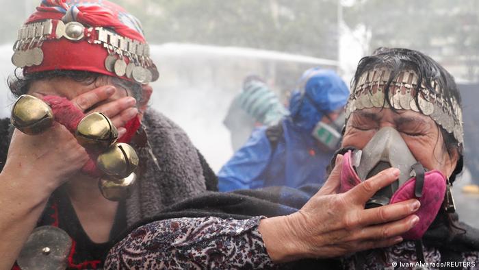 Los carabineros utilizaron gases lacrimógenos para dispersar la marcha mapuche. Los carabineros utilizaron gases lacrimógenos para dispersar la marcha mapuche.
