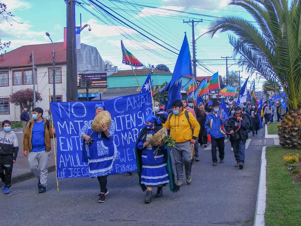Puede ser una imagen de una o varias personas, personas de pie y al aire libre