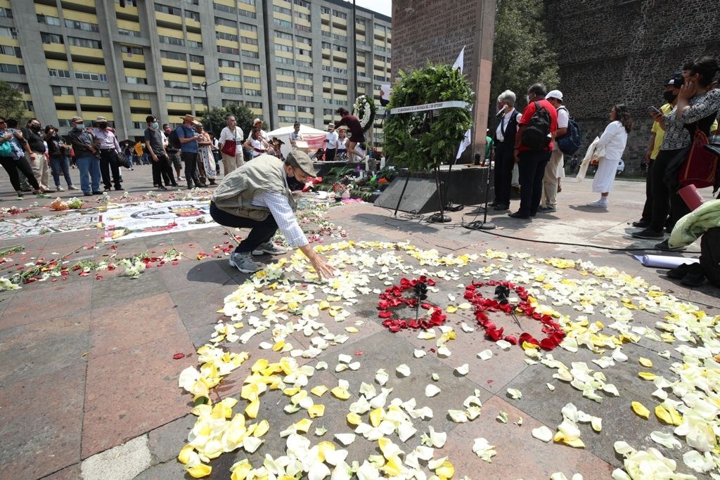 David Roura, integrante del Comité del 68, realiza una guardia de honor en la Explanada de Tlatelolco por los fallecidos durante los acontecimientos del 2 de octubre de 1968.