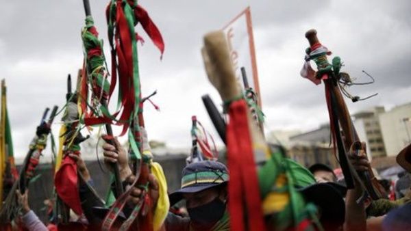 Las organizaciones de defensa de los pueblos ind&iacute;genas denuncian la inseguridad con la cual viven en sus resguardos debido a la ola de violencia paramilitar.