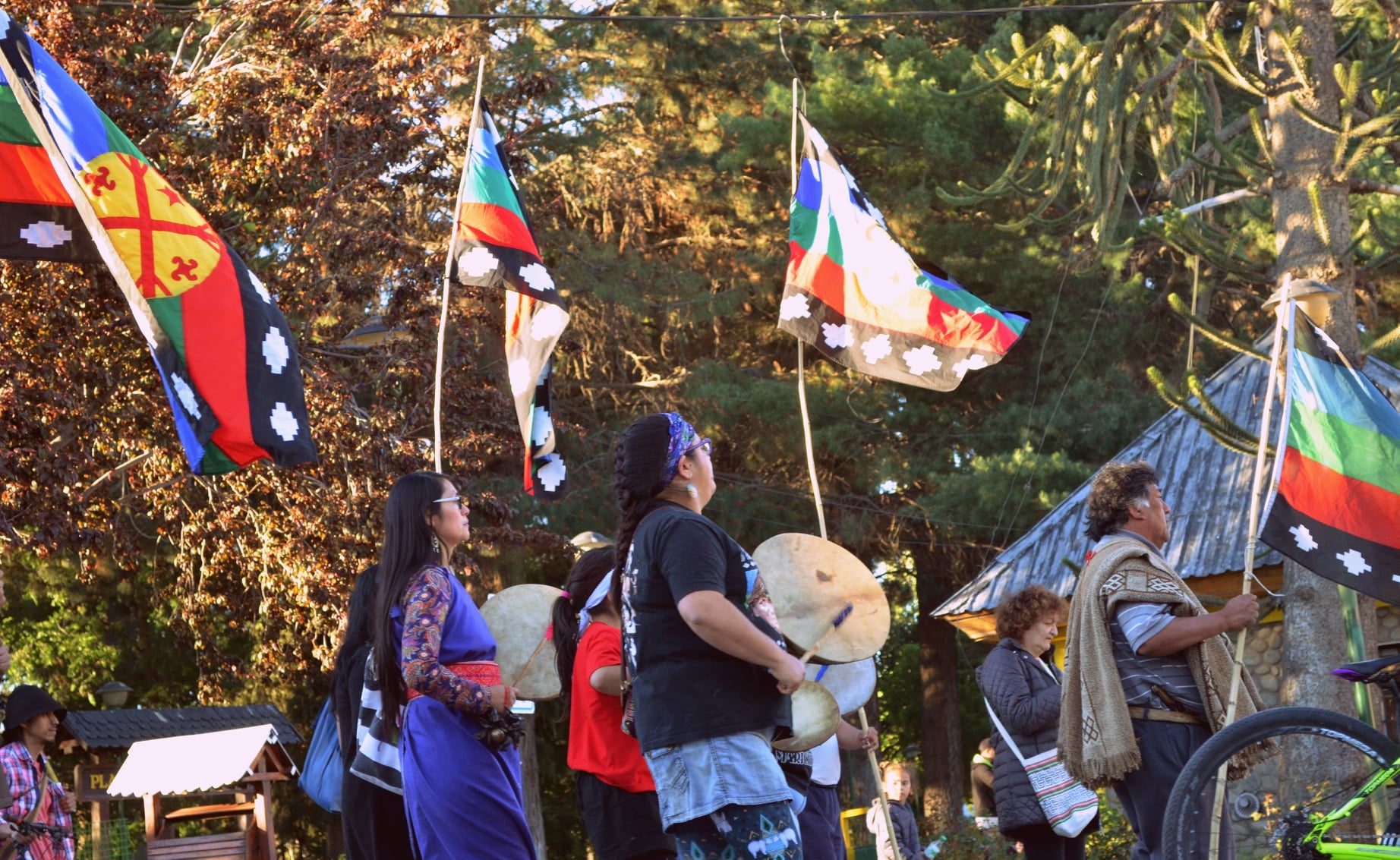 Puede ser una imagen de 7 personas, personas de pie y al aire libre