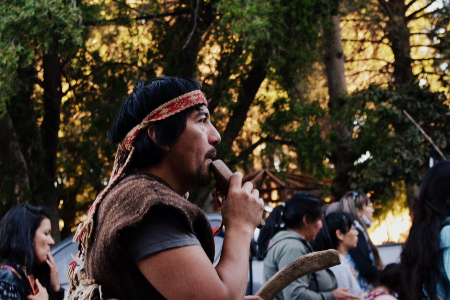Puede ser una imagen de 5 personas, personas de pie y al aire libre