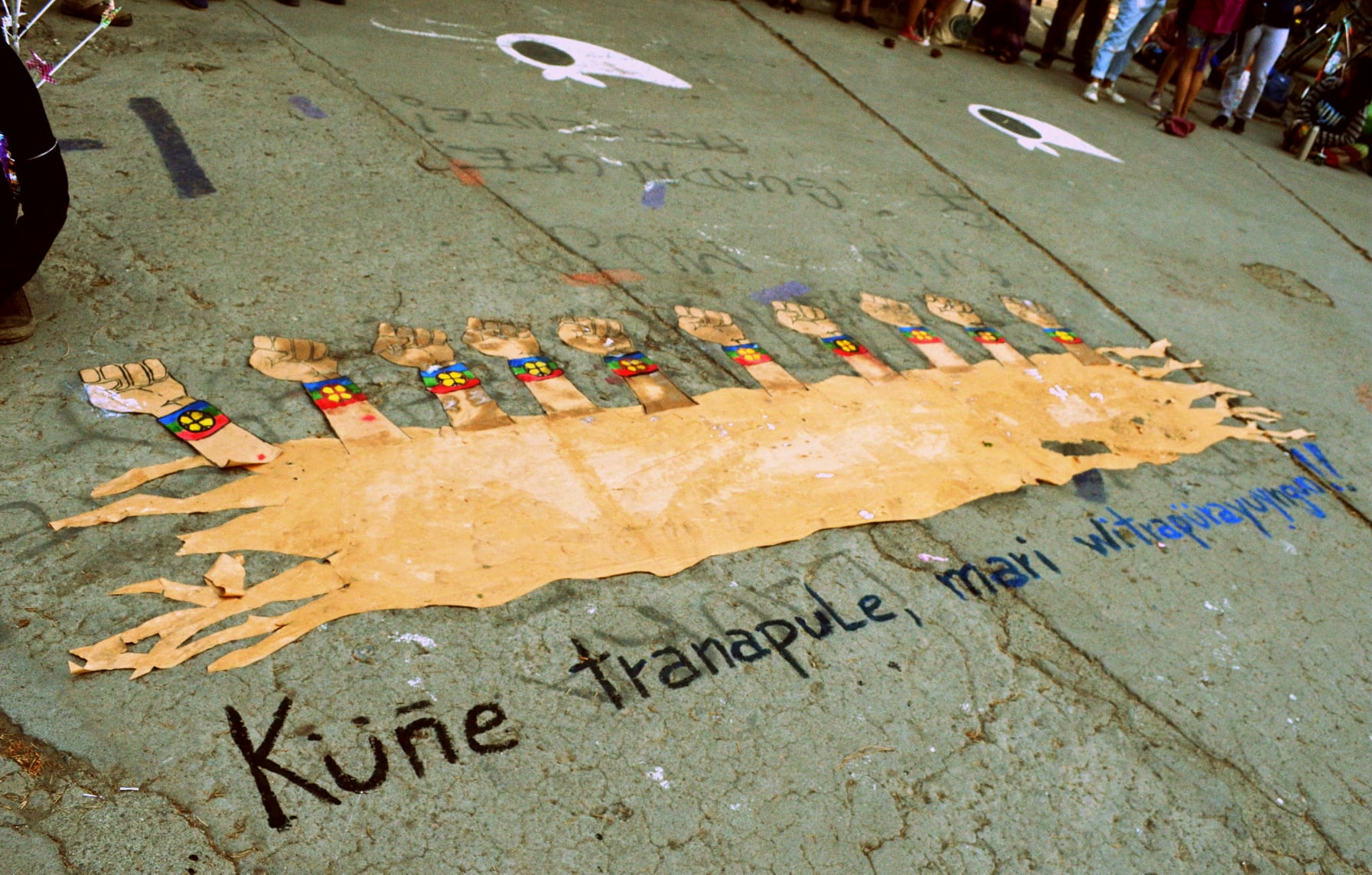 Puede ser una imagen de 4 personas y al aire libre