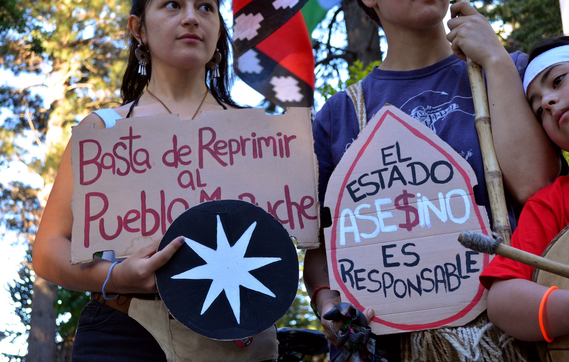 Puede ser una imagen de 2 personas, personas de pie y al aire libre