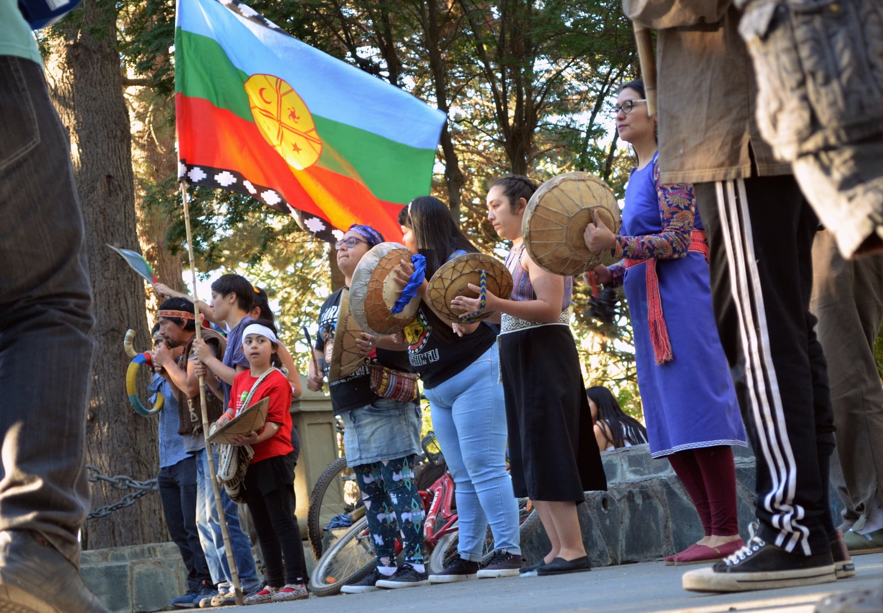 Puede ser una imagen de 9 personas, personas de pie y al aire libre