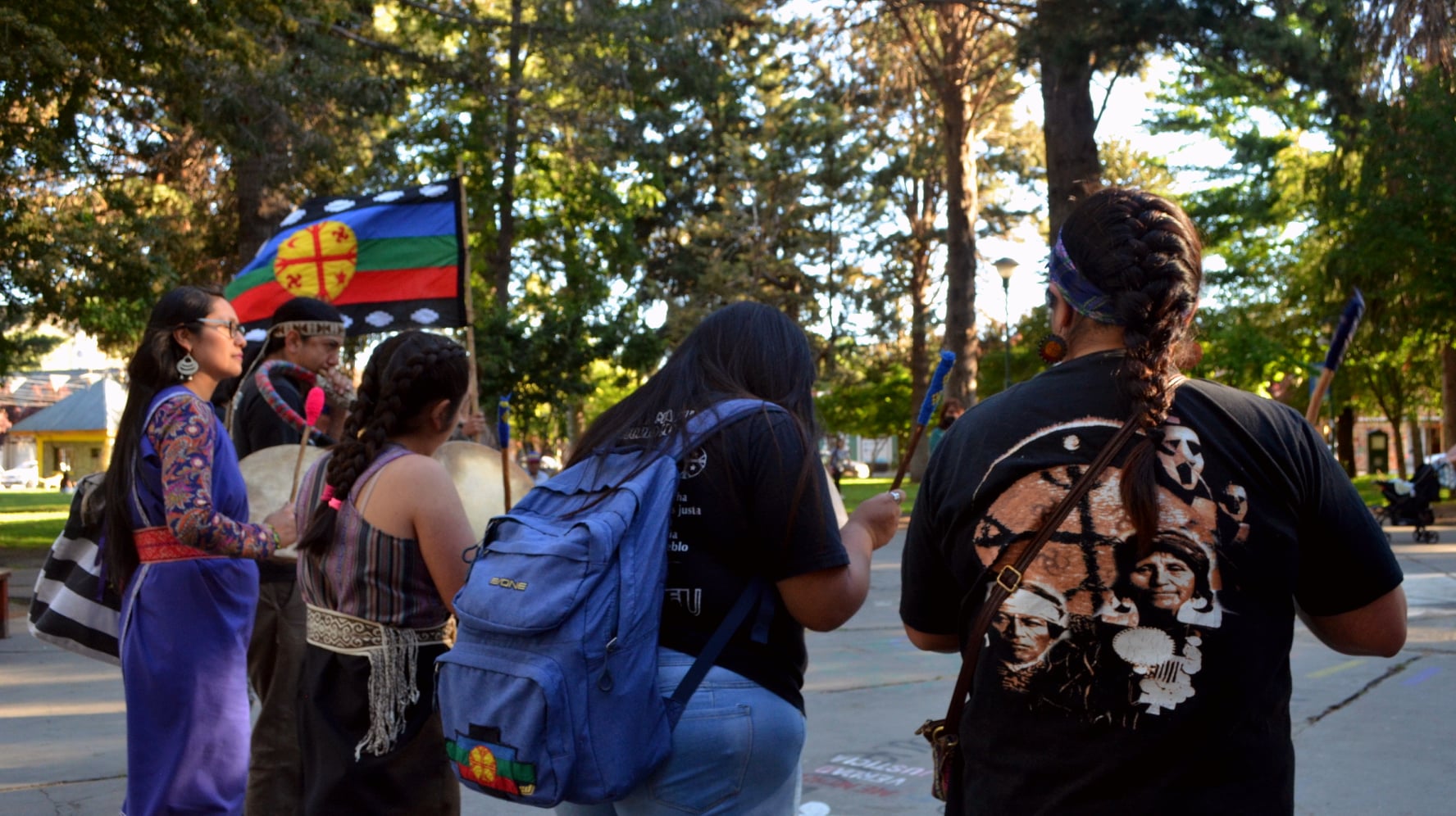Puede ser una imagen de 5 personas, personas de pie, al aire libre y &aacute;rbol