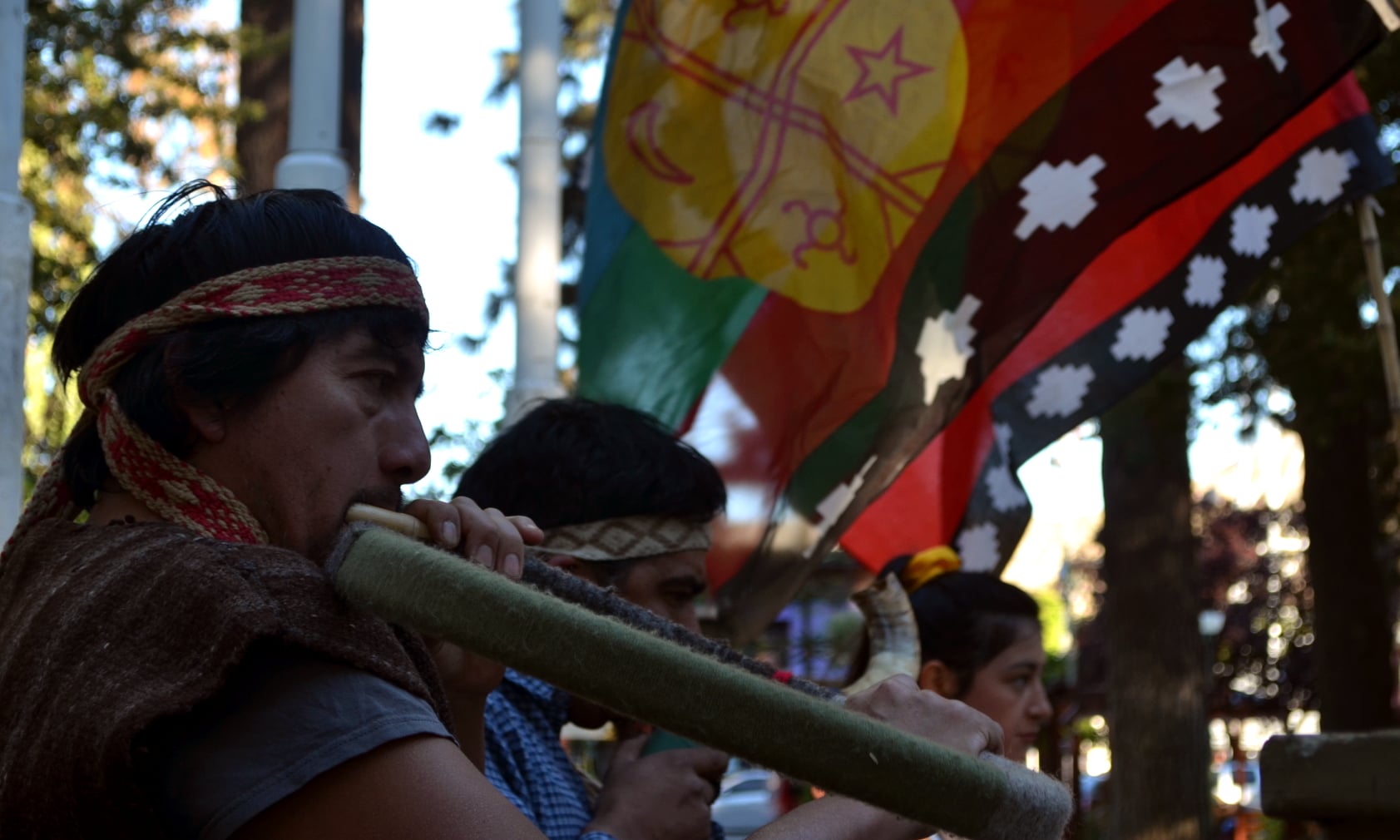 Puede ser una imagen de 3 personas, personas de pie y al aire libre