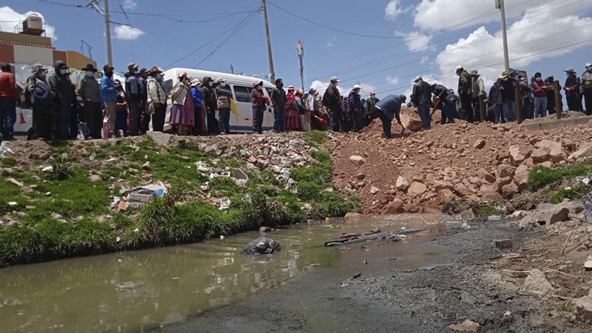 Protestantes cierran el r&iacute;o Torococha