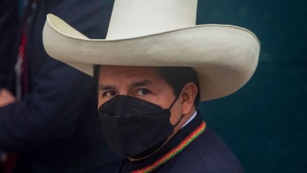 Perú. Asoma peligro de destitución presidencial por crisis militar