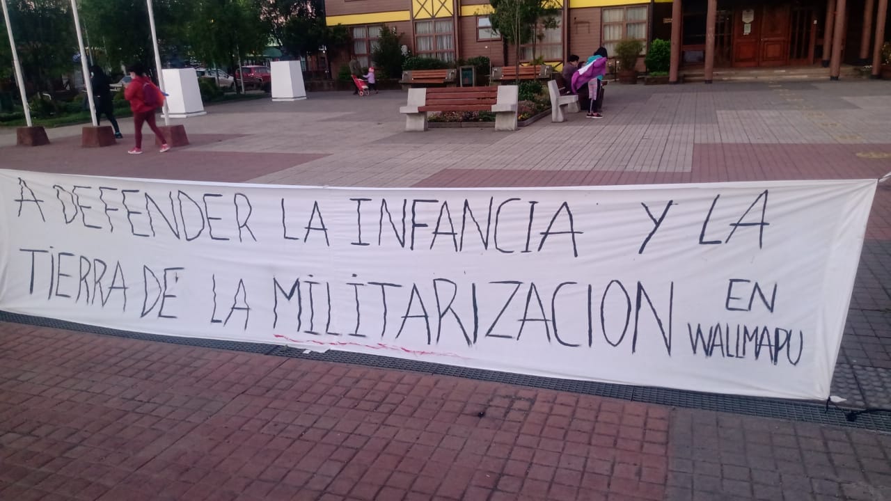 Puede ser una imagen de al aire libre y texto que dice "AM NINNRL A DEFENDER LA INFANCIA y LA TIERRA DE LA MILITARIZACION WALIMAPU EN"