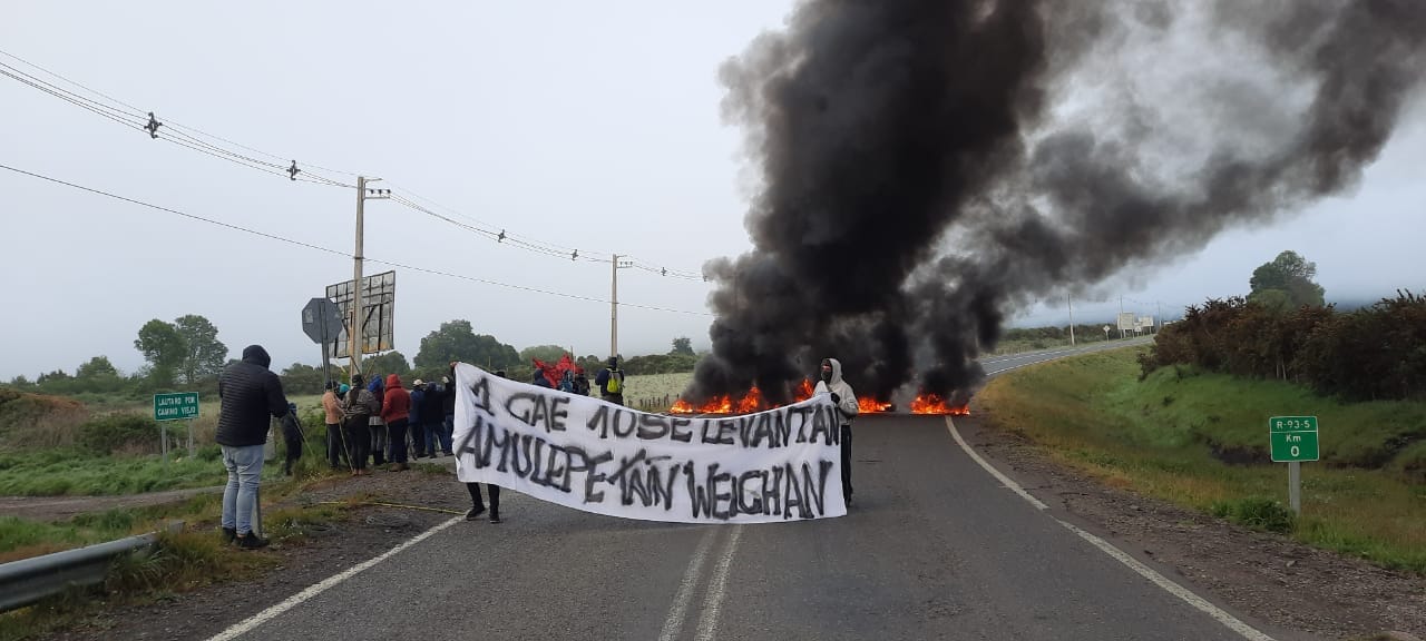 Puede ser una imagen de de pie, fuego y al aire libre