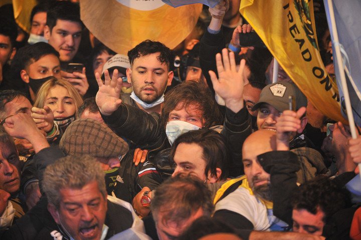 Javier Milei ingres&oacute; al escenario como un rockstar, por el medio de sus fans. Foto Maxi Failla.