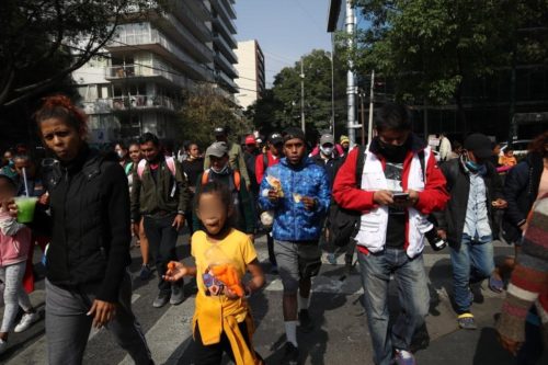 México. Tensa espera de migrantes para trámite en INM; hoy negocian en Segob