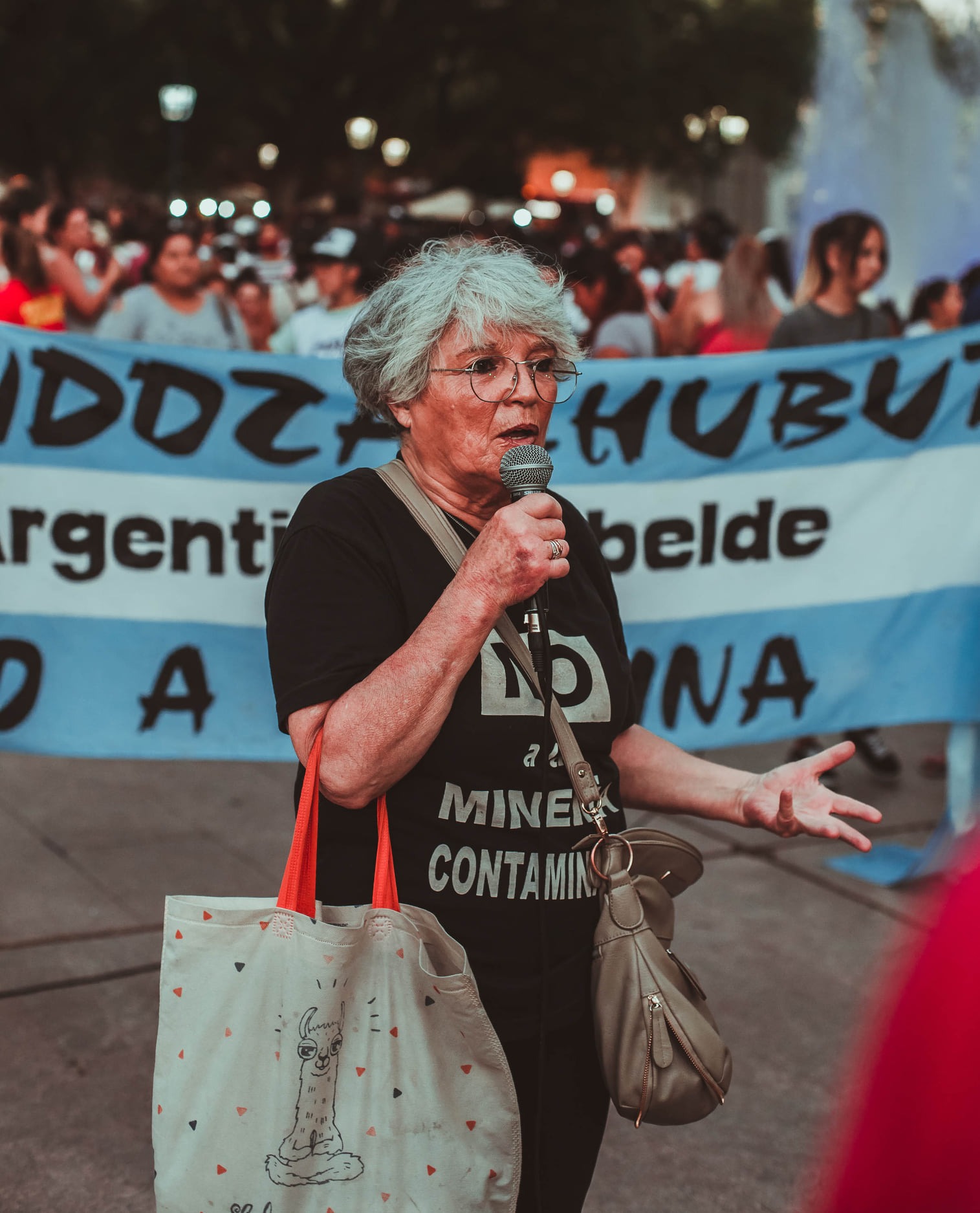 Puede ser una imagen de 1 persona, de pie y al aire libre