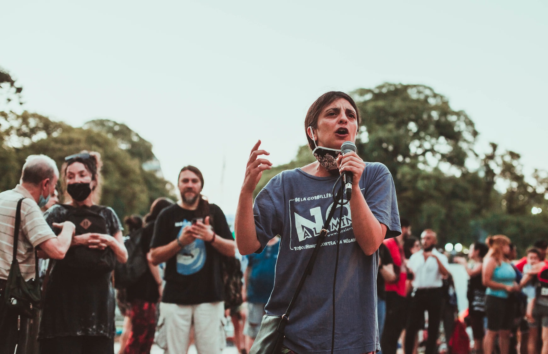 Puede ser una imagen de 9 personas, personas de pie y al aire libre