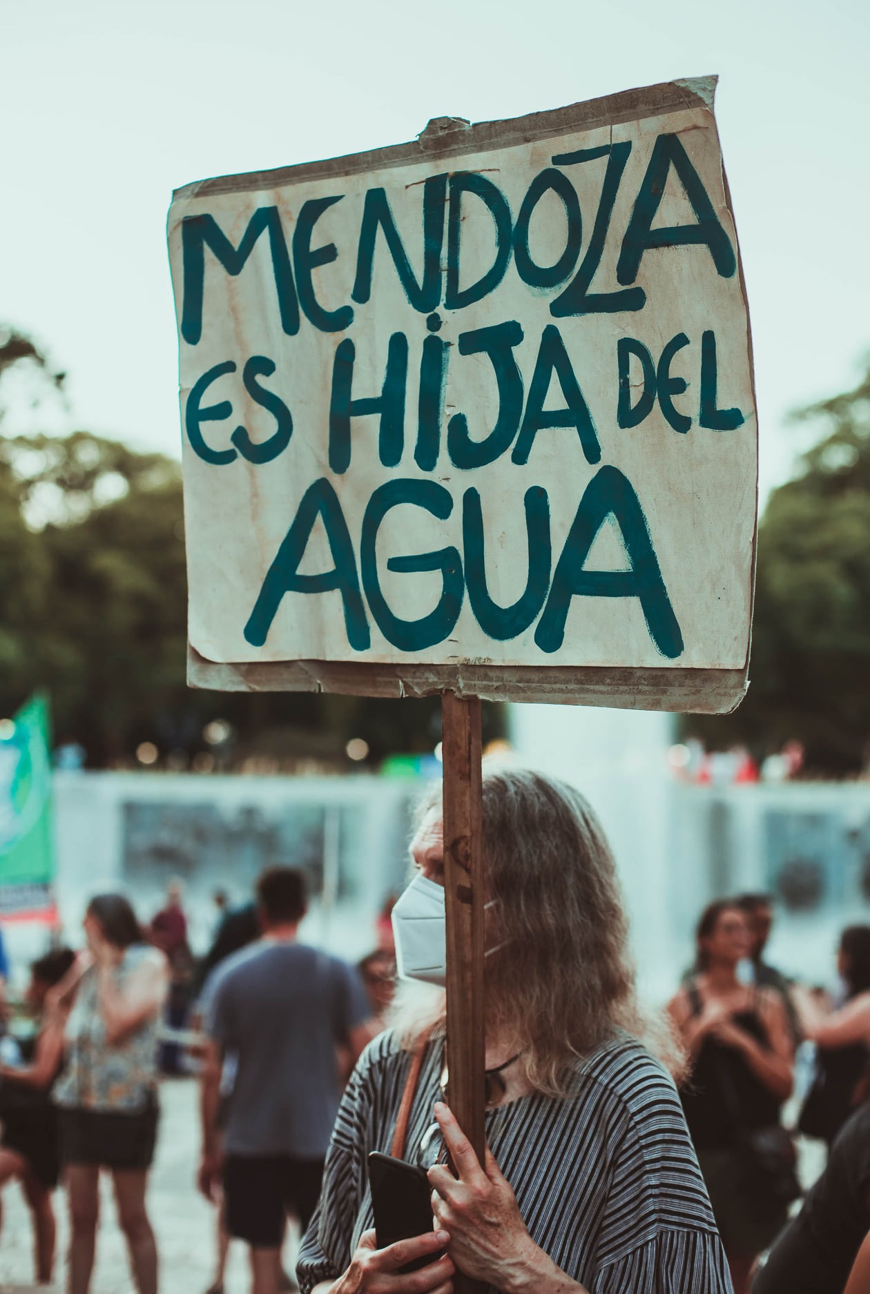 Puede ser una imagen de 8 personas, personas de pie, al aire libre y texto que dice "MENDOZA ES HIJAD DEL AGUA"
