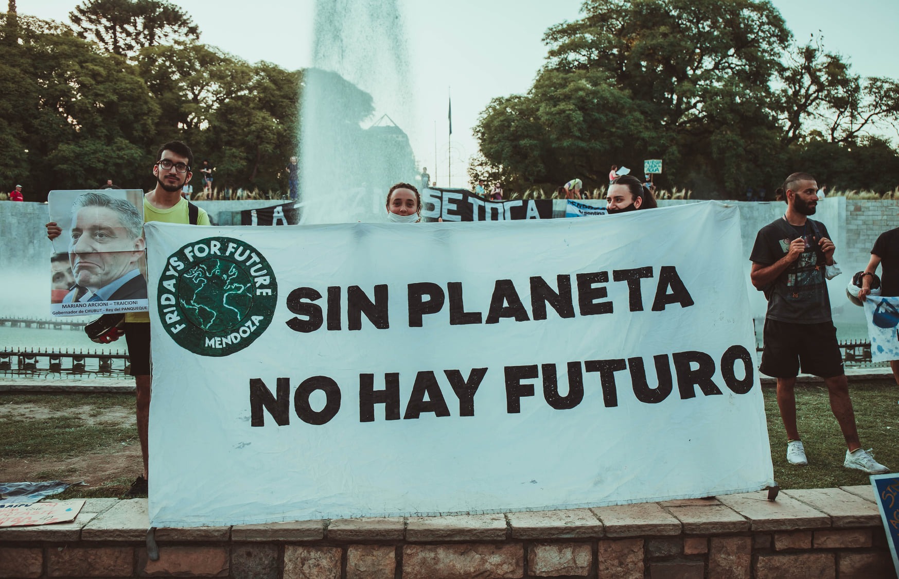 Puede ser una imagen de 5 personas y al aire libre