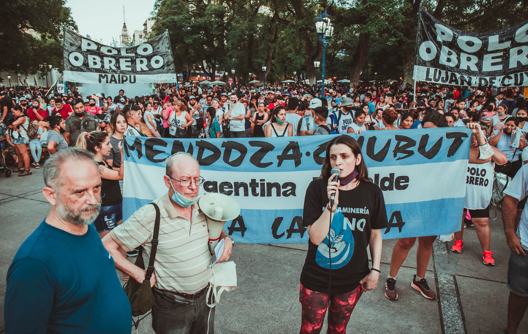 Puede ser una imagen de 2 personas, personas de pie, al aire libre y multitud