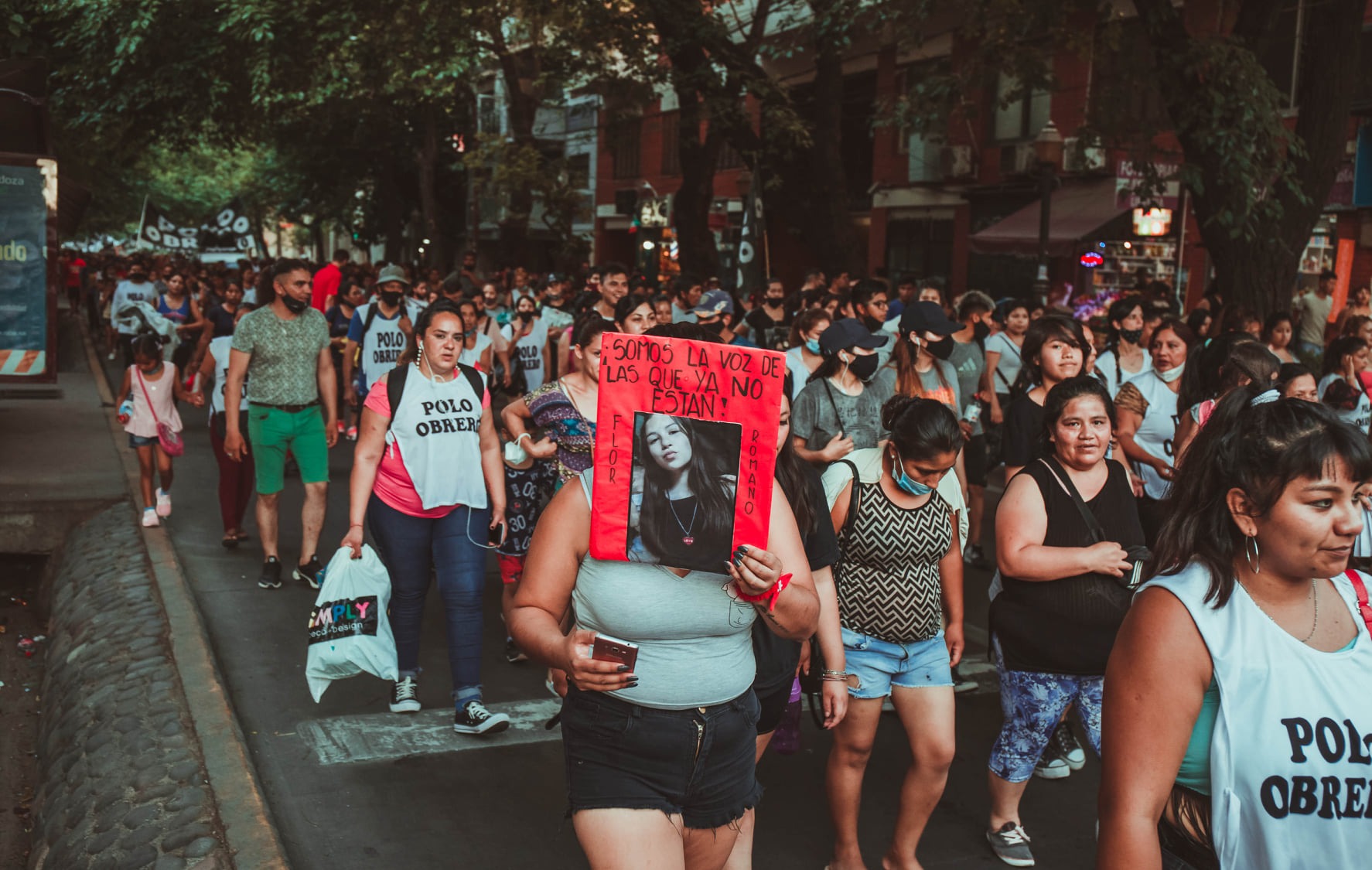 Puede ser una imagen de 1 persona, de pie, al aire libre y multitud