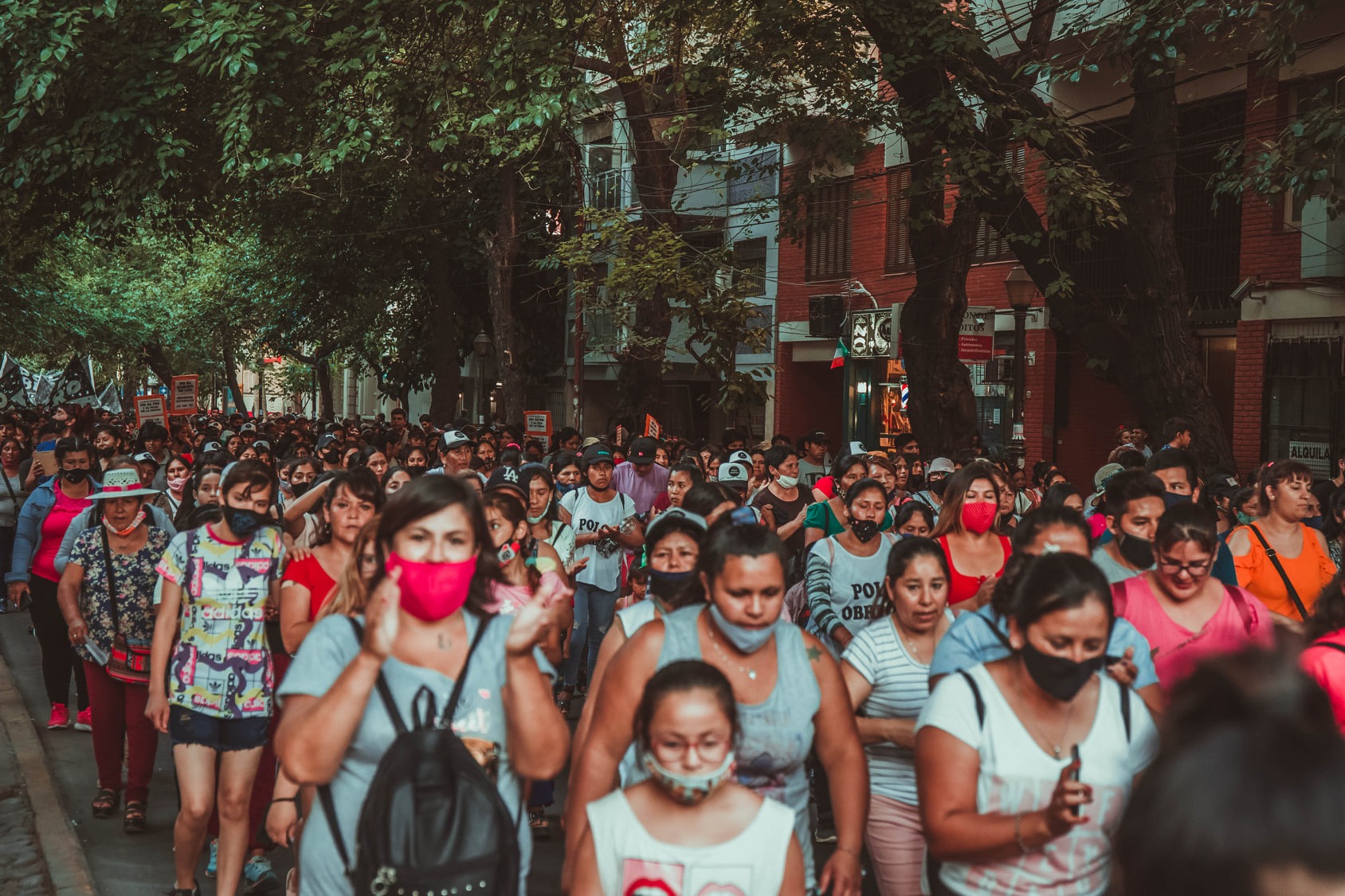 Puede ser una imagen de 2 personas, personas caminando, personas de pie, calle y multitud