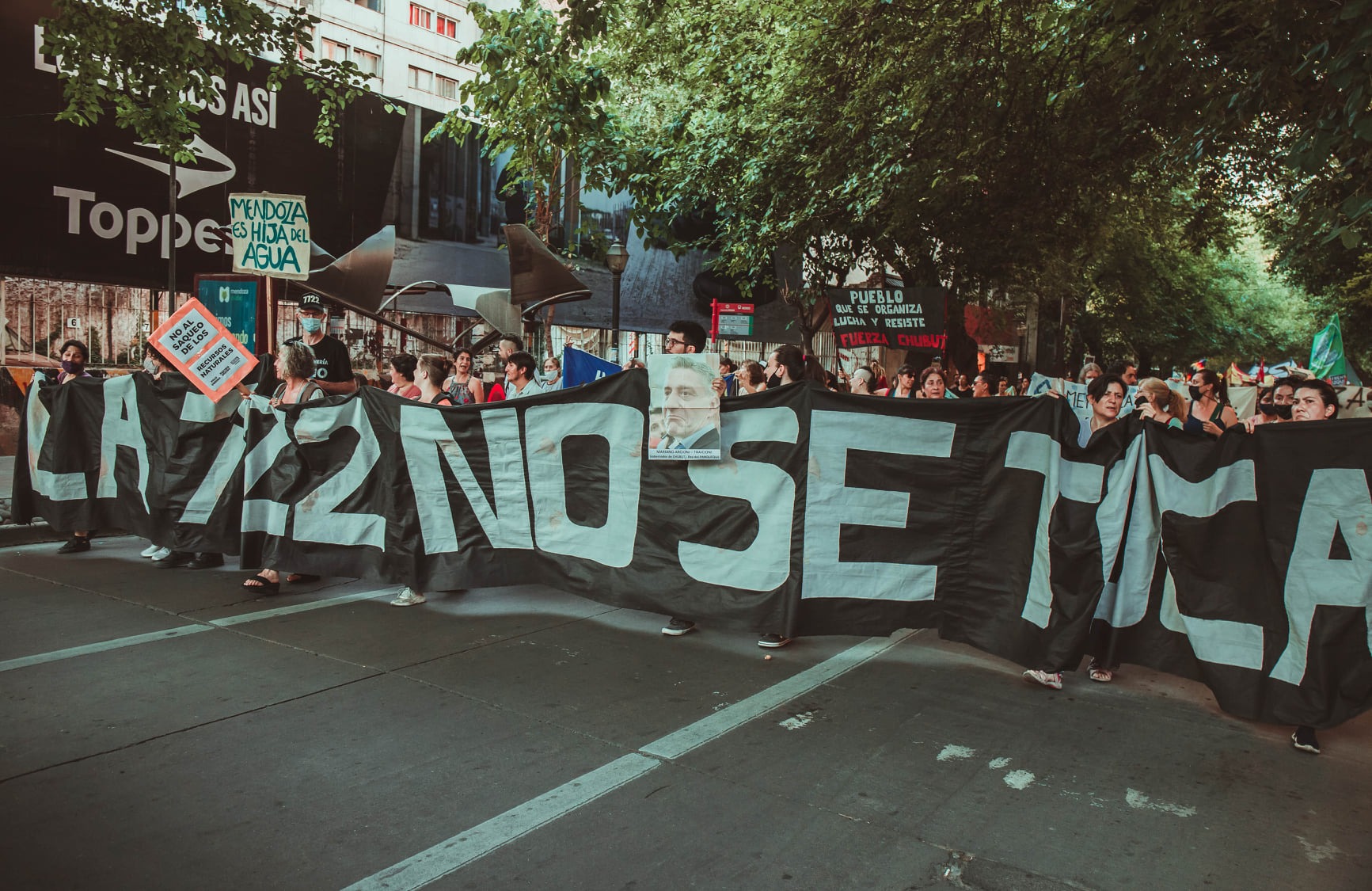 Puede ser una imagen de 4 personas, personas de pie y al aire libre