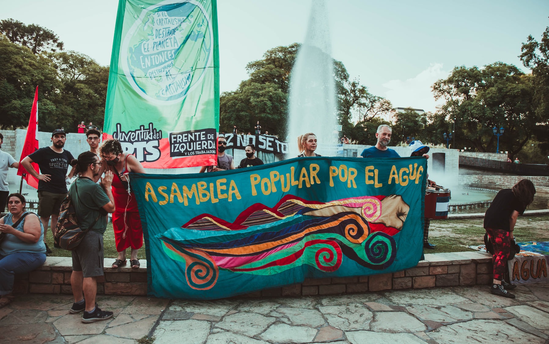 Puede ser una imagen de 9 personas y al aire libre