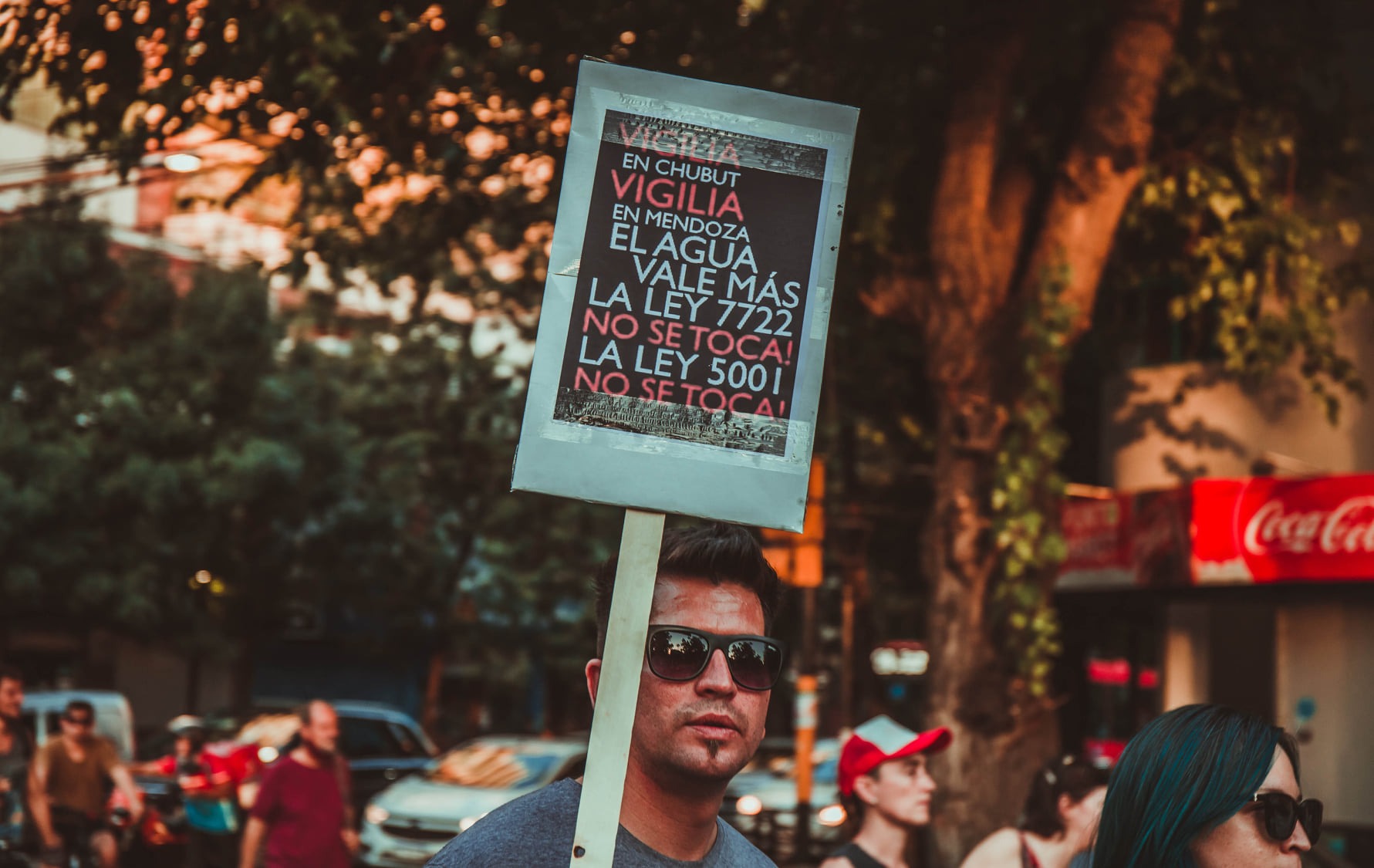 Puede ser una imagen de 7 personas, personas de pie y al aire libre