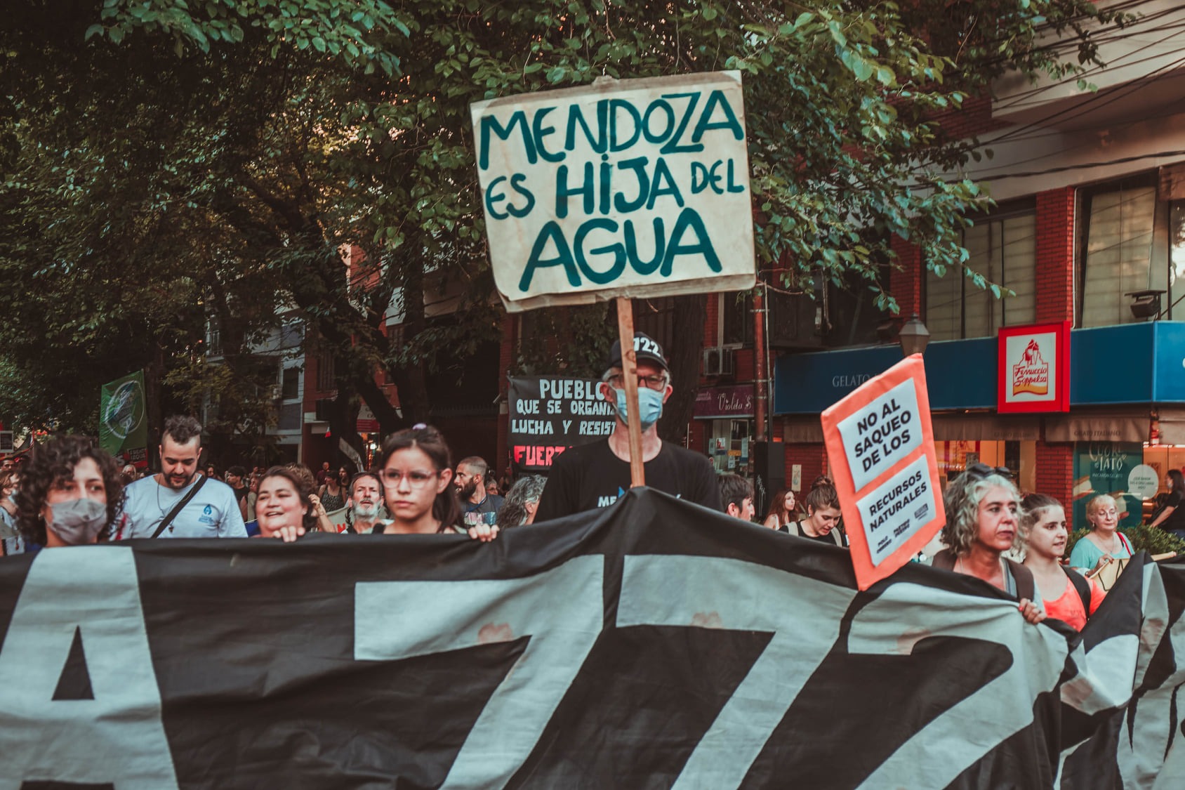 Puede ser una imagen de 9 personas, personas de pie y al aire libre