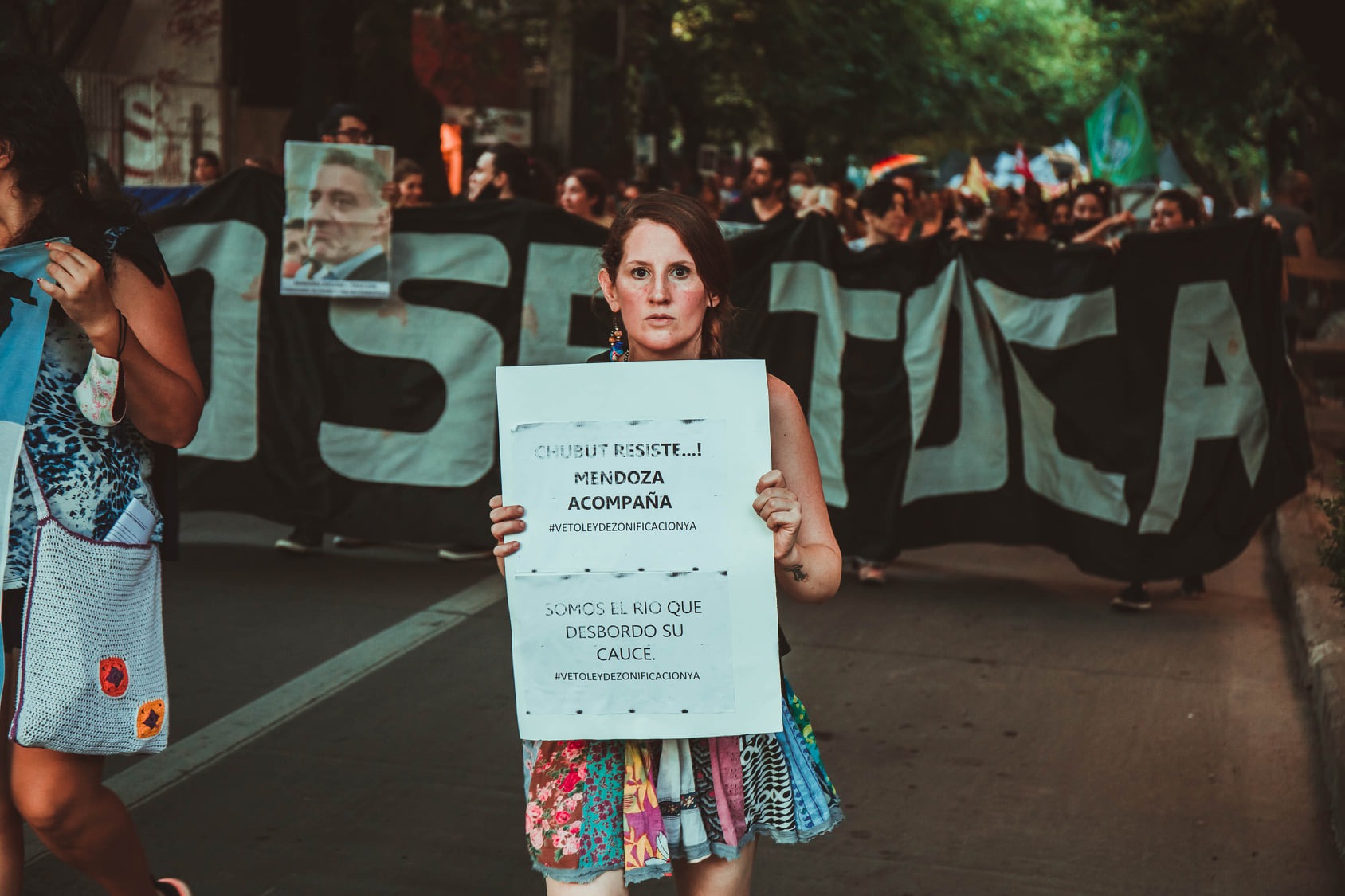 Puede ser una imagen de 2 personas, personas de pie, al aire libre y texto que dice "CHUBUTRESISTE...! CHUBUT RESISTE...! MENDOZA ACOMPAÑA #VETOLEYDEZONIFICACIONYA SOMOS EL SOMOSELRIOQU RIO QUE DESBORDO DESBORDOSU SU CAUCE. #VETOLEYDEZONIFICACIONYA"