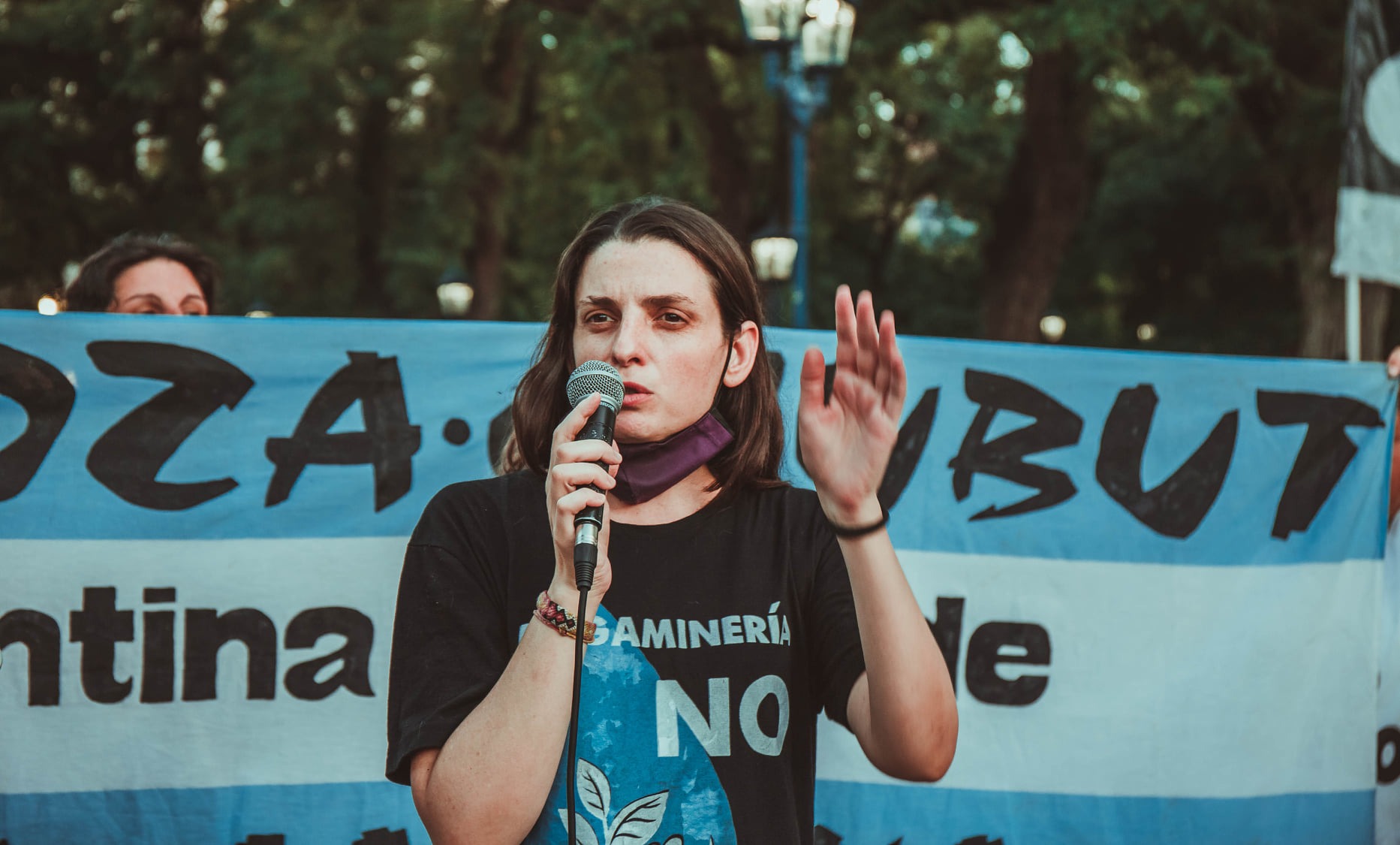Puede ser una imagen de 2 personas, personas de pie y al aire libre