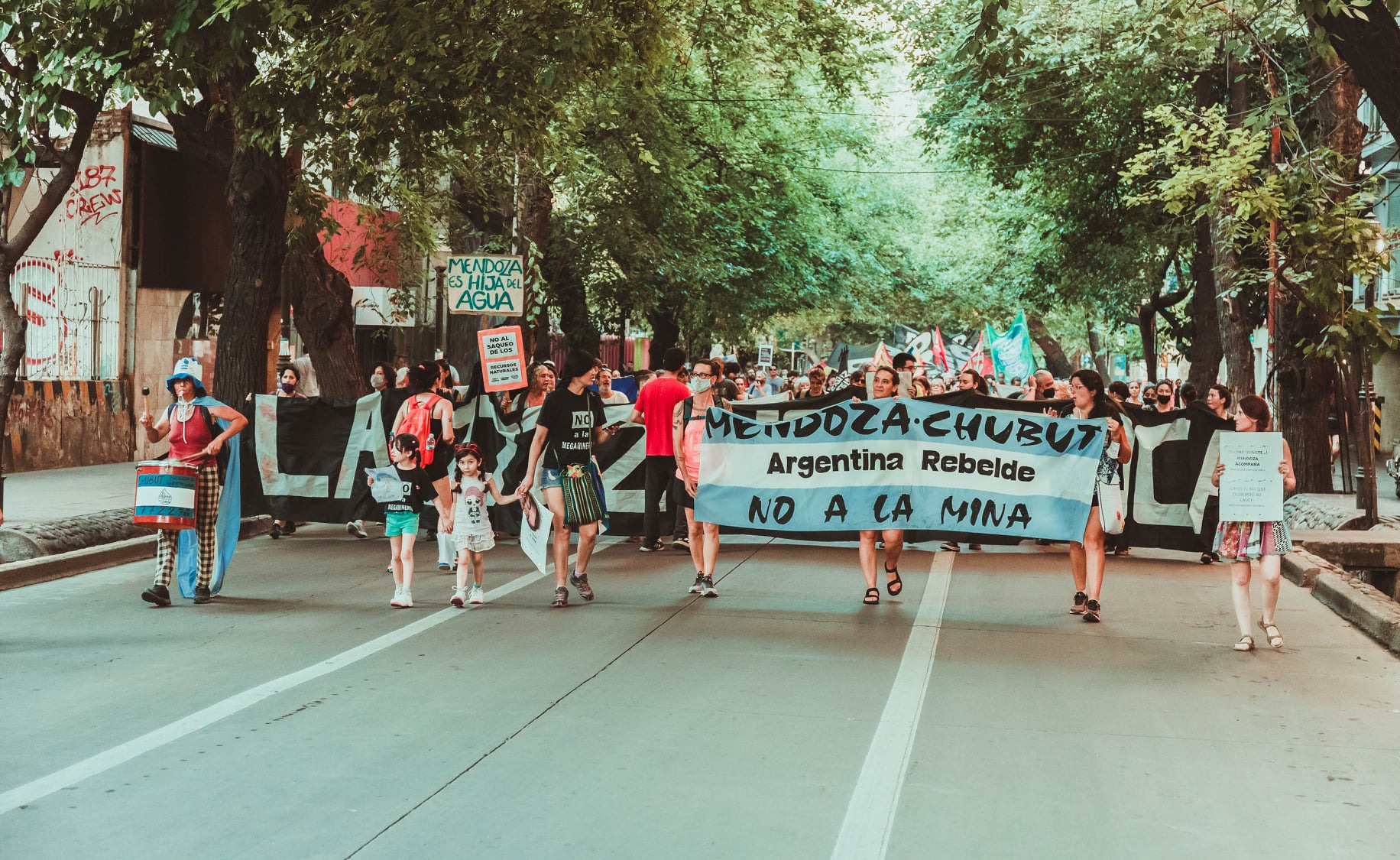 Puede ser una imagen de 10 personas, personas de pie, al aire libre y multitud