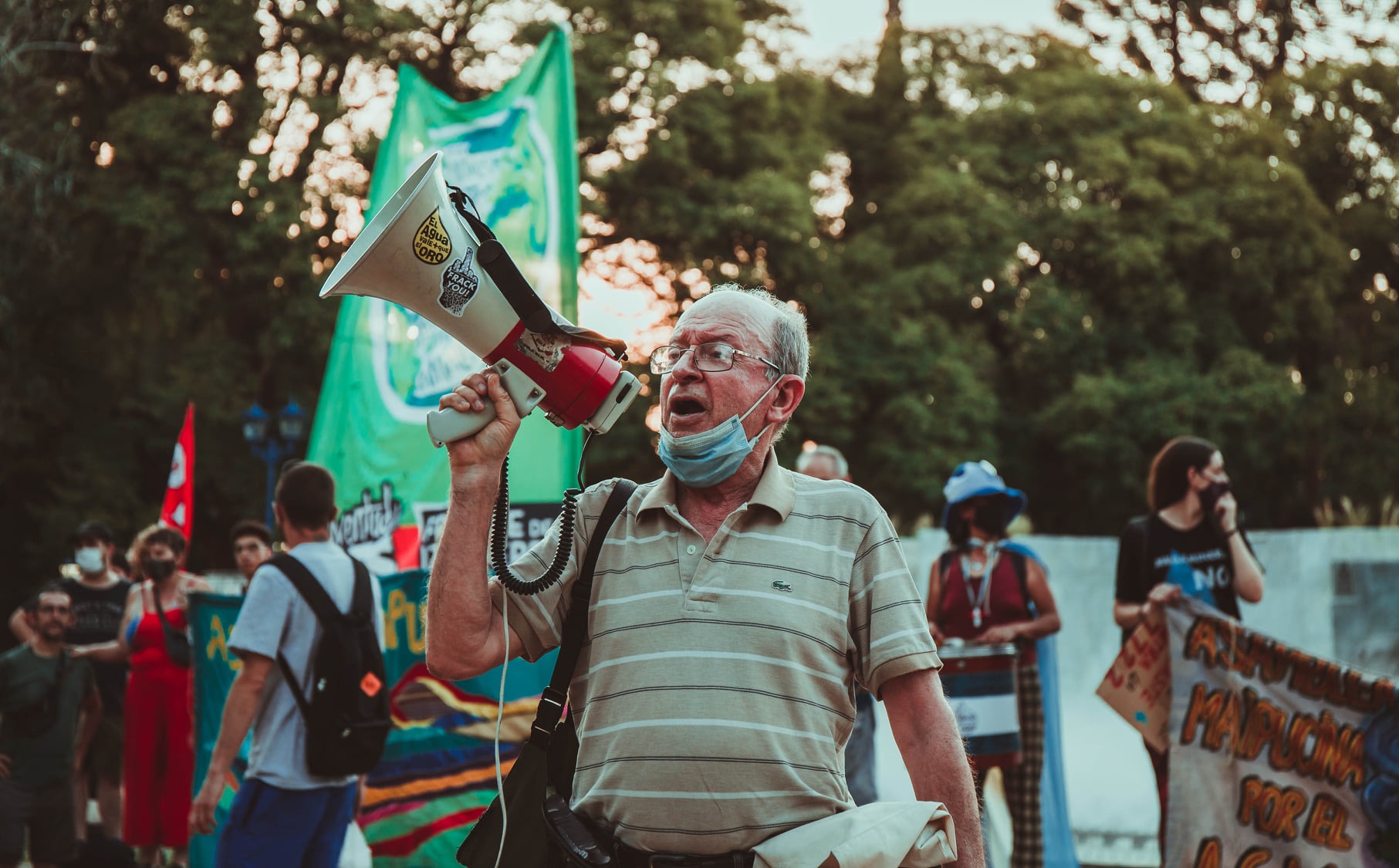 Puede ser una imagen de 6 personas, personas de pie y al aire libre