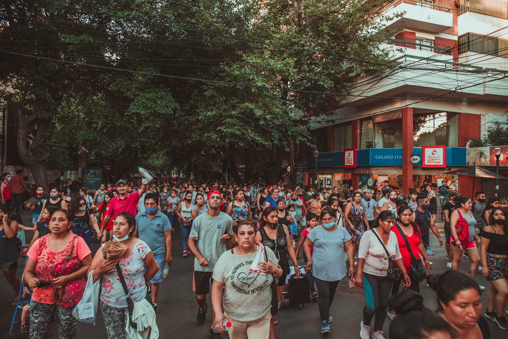 Puede ser una imagen de una o varias personas, personas de pie, personas caminando, multitud y calle