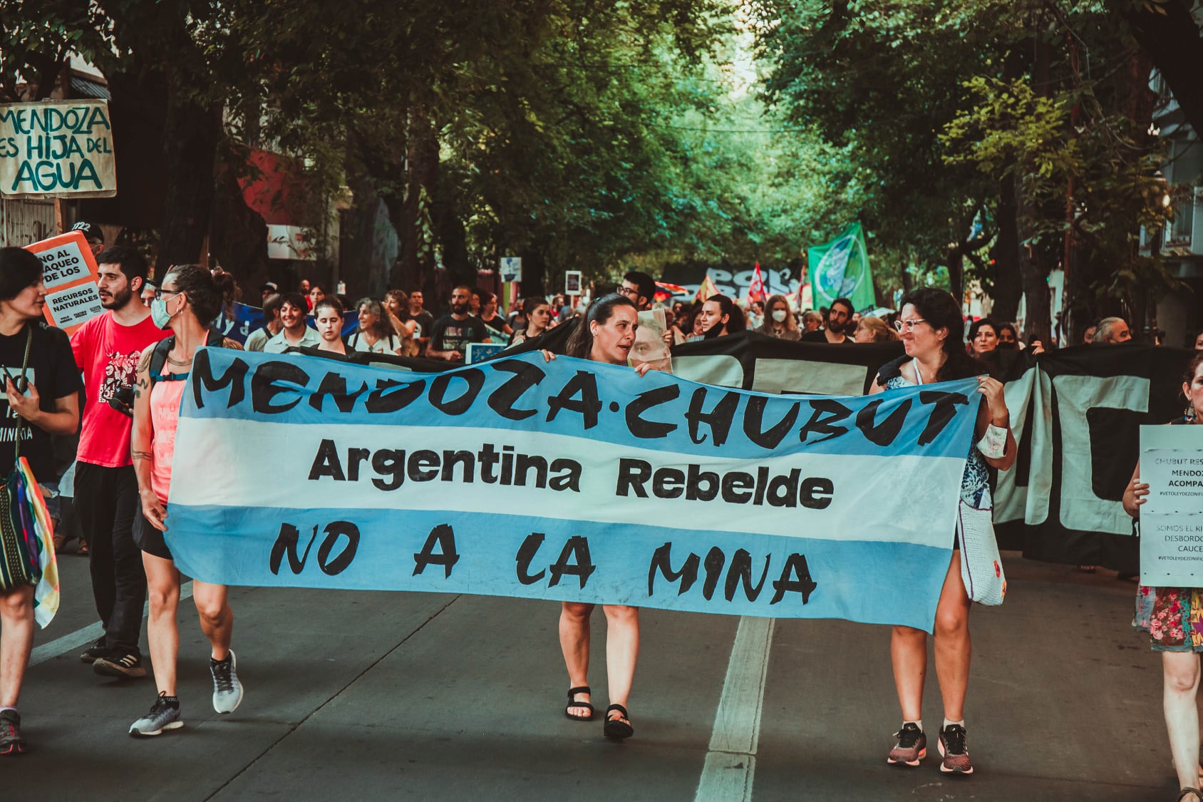 Puede ser una imagen de 5 personas, personas de pie, al aire libre y multitud