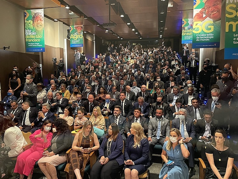 Brasil. Bolsonaro se une al PL con multitud de trajes y pocos seguidores